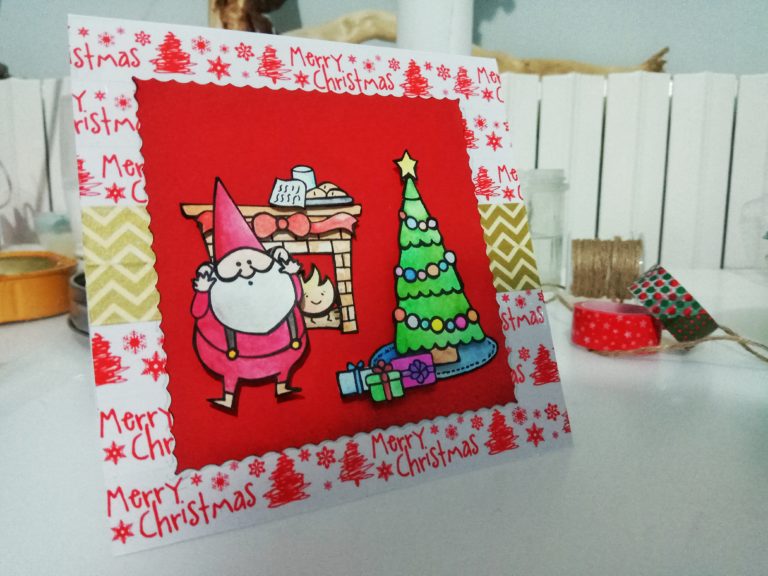Card natalizia con Babbo Natale, caminetto e albero con strenne