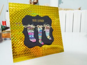 Card natalizia con sfondo olografico color oro