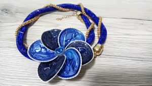 Collana tubolare intrecciato blu scuro con fiore blu di persia e blu acciaio