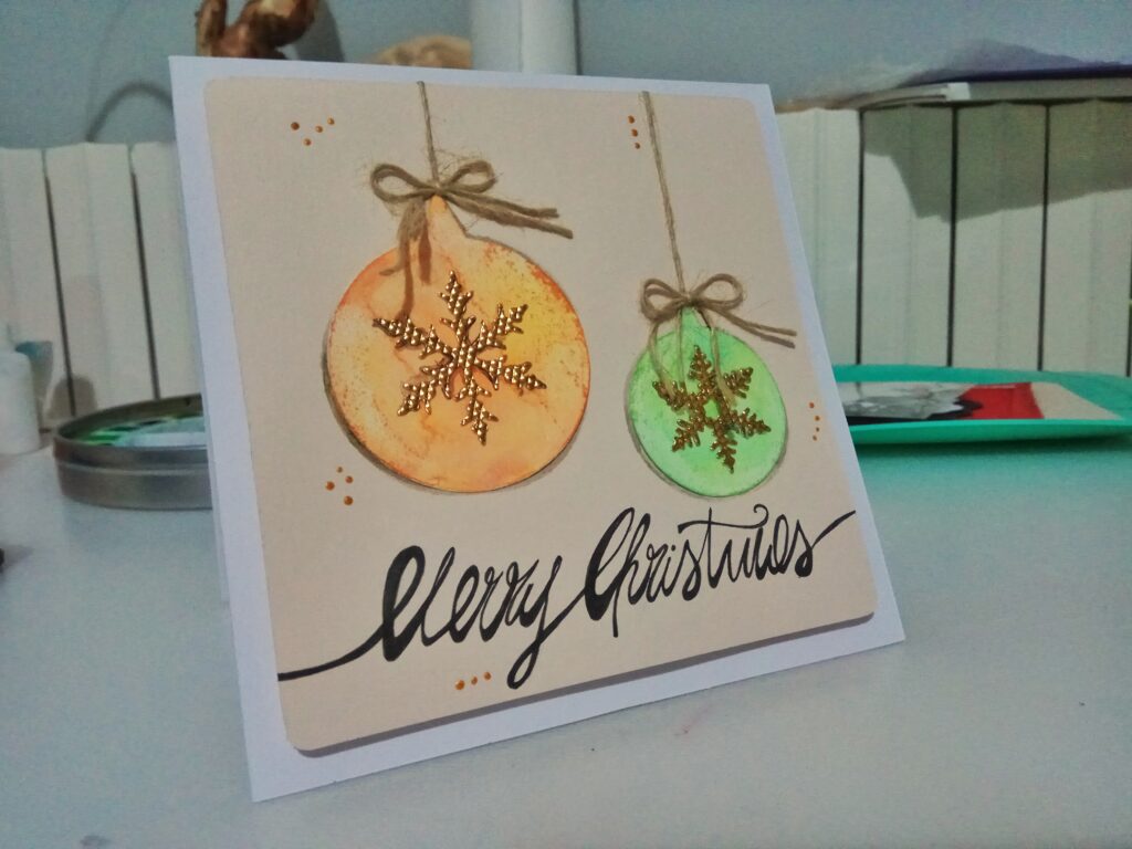 Card natalizia con ornamenti