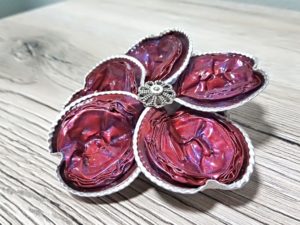 Spilla fiore con petali a forma di cuore rossi e argentone