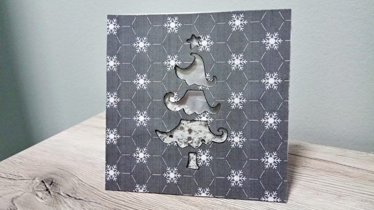 Shaker Card natalizia con albero su base grigia con fiocchi di neve stilizzati