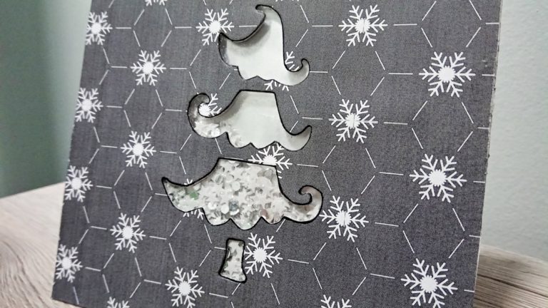 Shaker Card natalizia con albero su base grigia con fiocchi di neve stilizzati