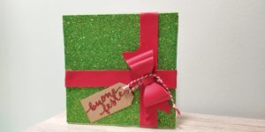 Card natalizia rappresentante un pacco regalo
