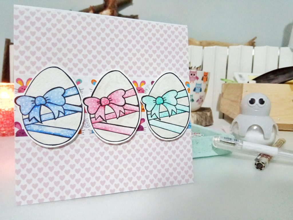 Card di Pasqua con uova su base con pattern a forma di cuori