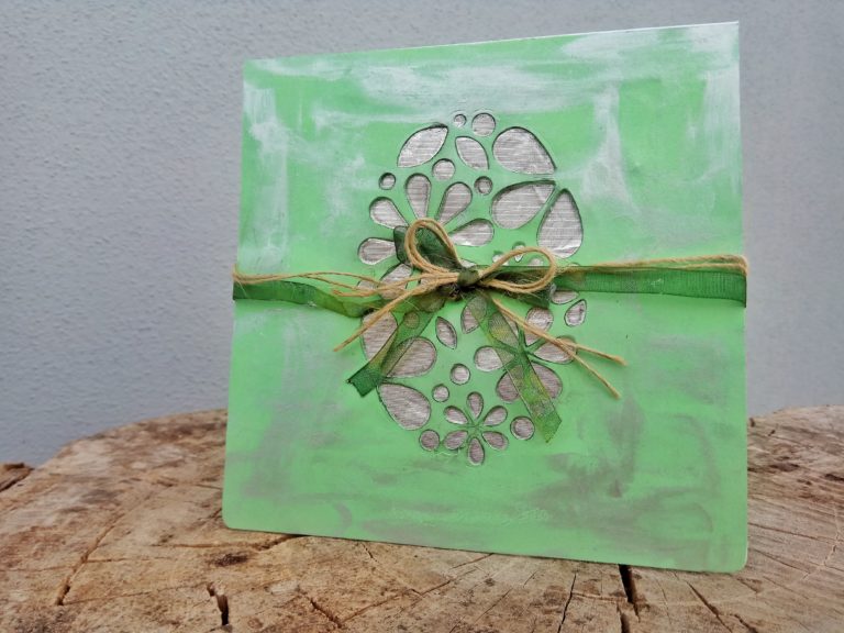 Card di Pasqua verde con uovo stilizzato ed elementi metallizzati