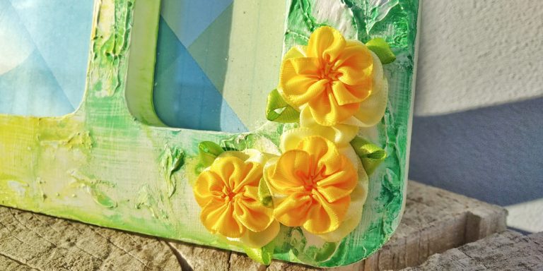 Cornice portafoto floreale a 3 scomparti sulle tinte del giallo e del verde