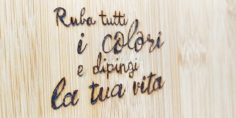 Tagliere in bambù “Ruba tutti i colori e dipingi la tua vita”
