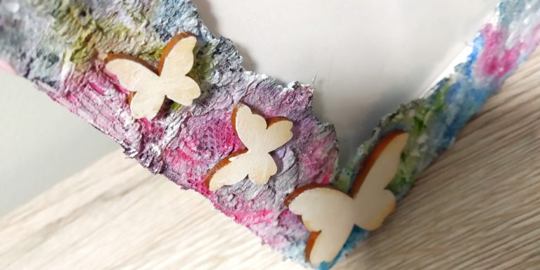 Cornice portafoto 13×18 con merletti e farfalle in legno