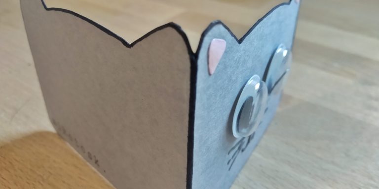 shaped card gattino.
