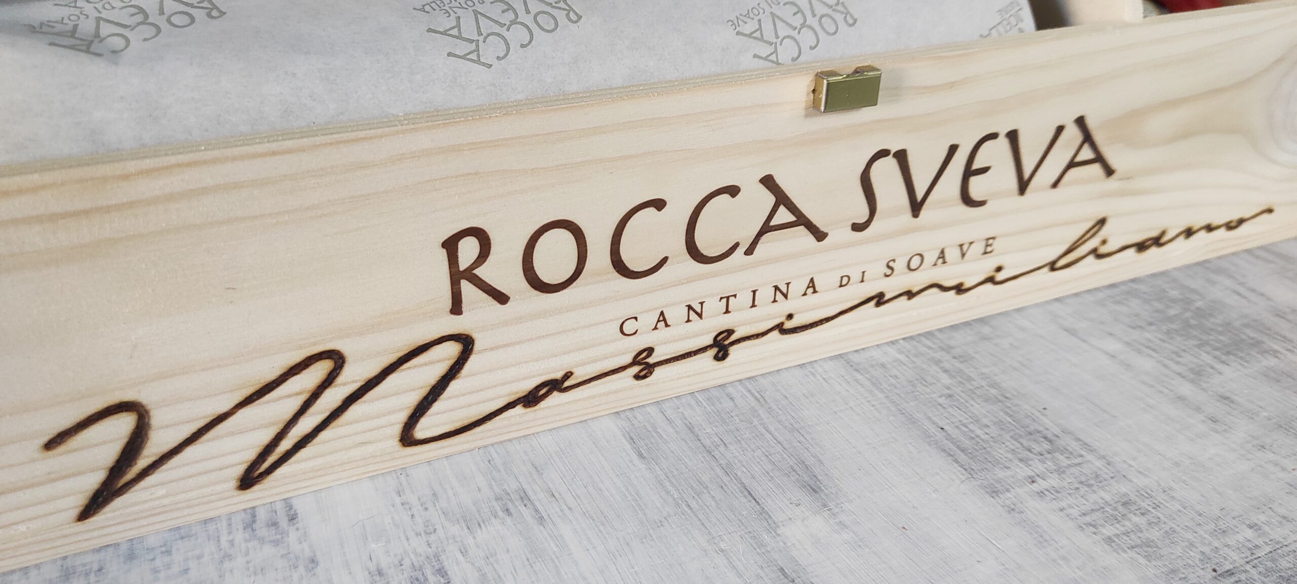 Personalizzazione cassa in legno per vino
